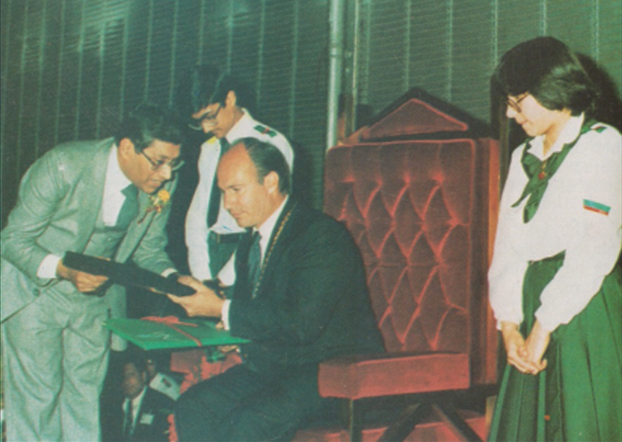 Aga Khan presented with a gift of Fatimid Dinars by Aziz Kurwa 1979, Ismailia Association President
