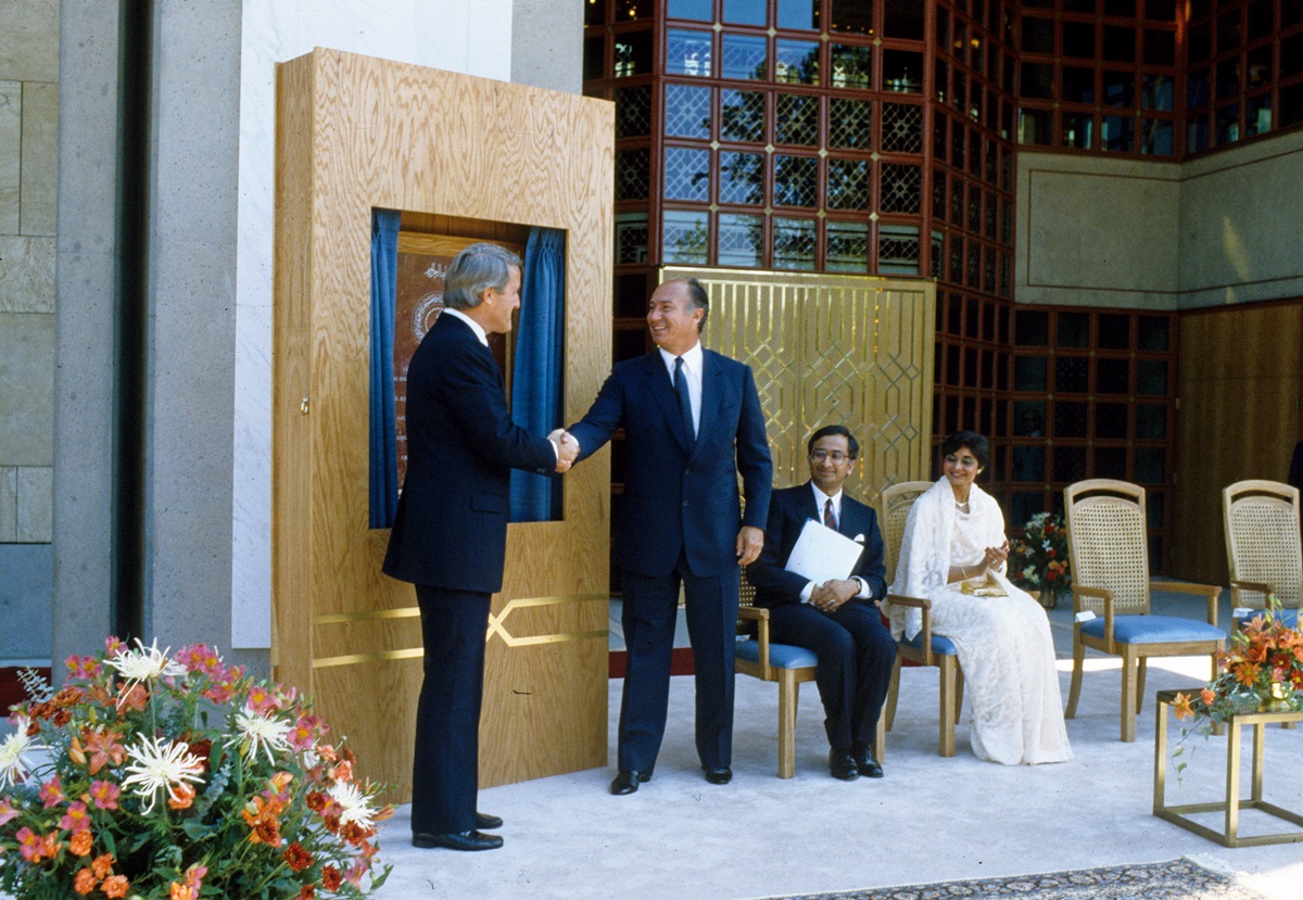 Plaque commemorating the opening of the Ismaili Jamatkhana and Centre in Vancouver by the Rt. Hon. Brian Mulroney on August 23, 1985.
